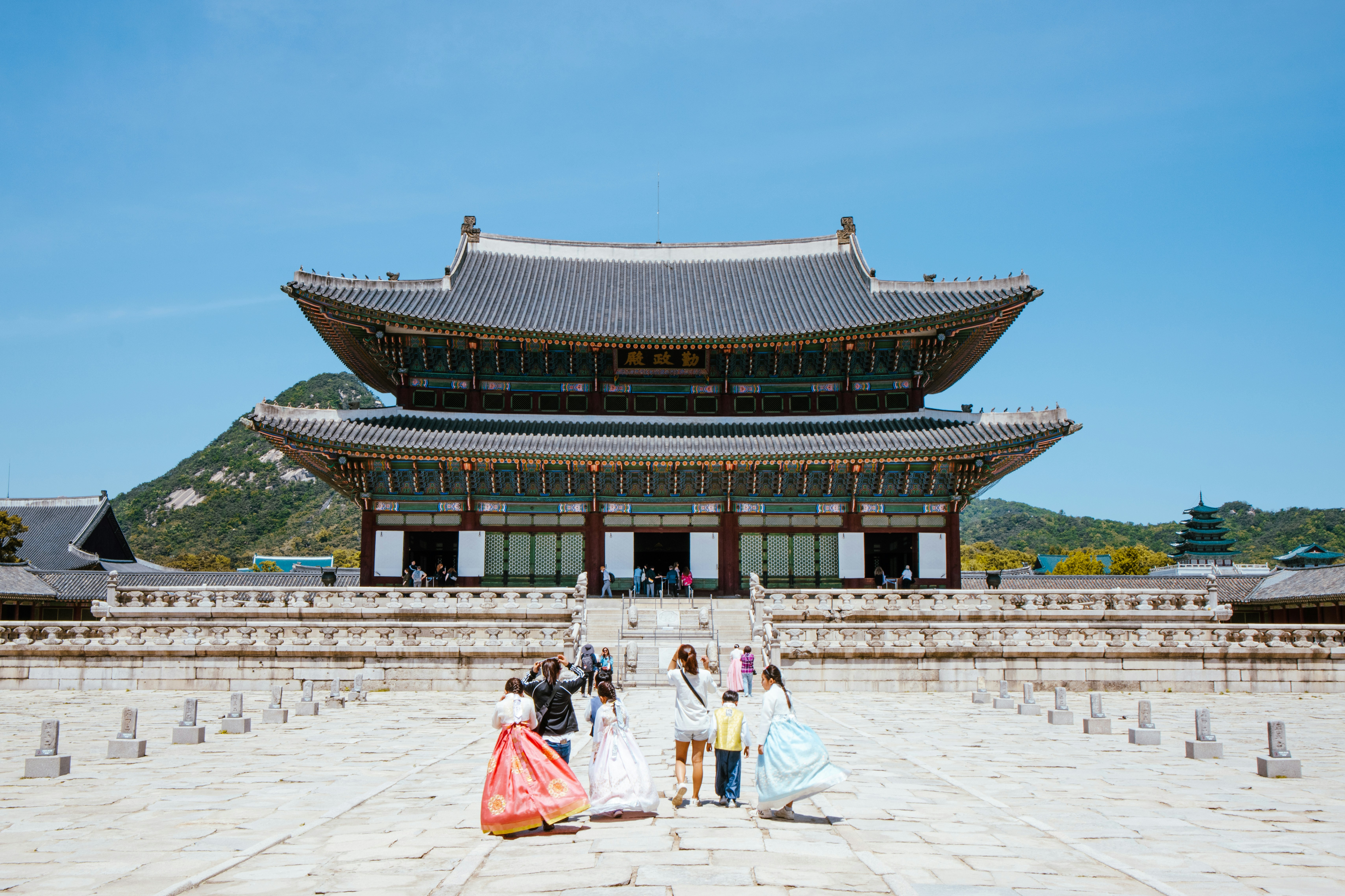 Korean Hanbok Guide: Traditional Dress Meaning in Seoul 2026